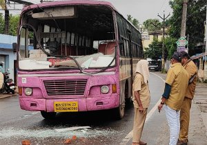 அரசுப் பேருந்து மீது மர்ம நபர்கள் கல் வீசித் தாக்குதல் : குமரி - கேரள எல்லைப் பகுதியில் பரபரப்பு!