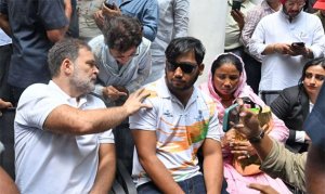 காவல் நிலையத்தில் ராகுல், பிரியங்கா தர்ணா: டெல்லியில் பெரும் பரபரப்பு!
