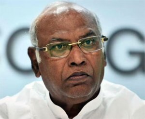 இந்தியாவின் எரிசக்தி பாதுகாப்பு கேள்விக்குறி; விவாதிக்க கார்கே வலியுறுத்தல்!